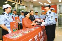 《西安日报》：莲湖交警大队民警获赠“爱心月饼”