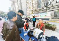 《西安日报》：便民集市“家门口”开张 居民收获“小幸福”