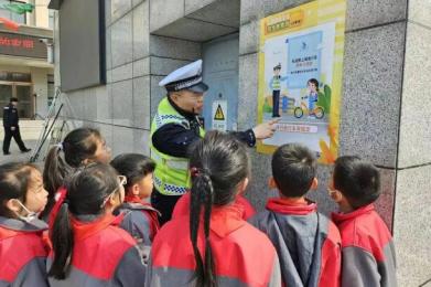 莲湖交警集中开展全国中小学生安全教育日主题教育活动