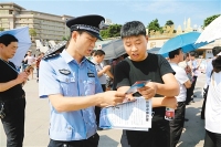 《西安晚报》：莲湖警方上街开展扫黑除恶宣传